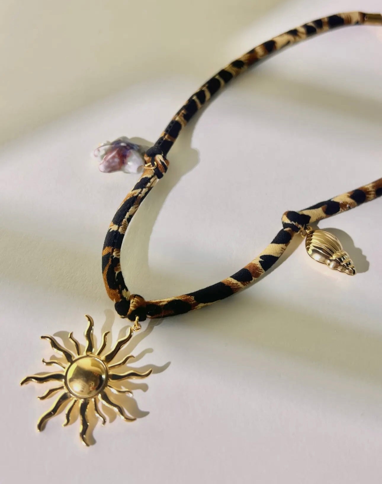 Collier léopard breloques